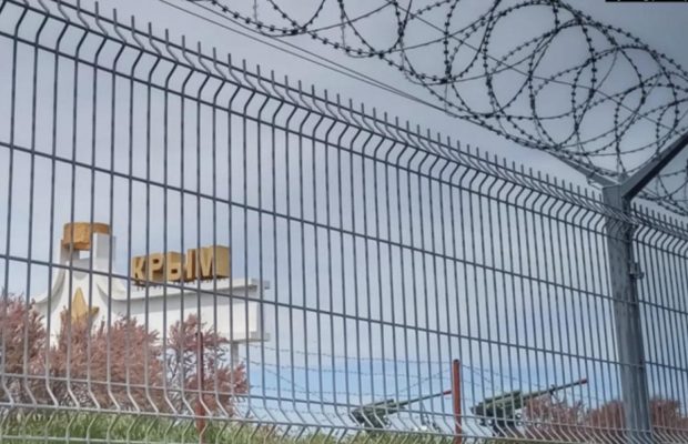 Окопи, їжаки і очікування ЗСУ: росіяни панічно бояться їхати на відпочинок до окупованого Криму (відео)