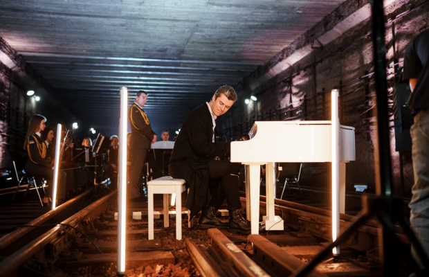 Євген Хмара зняв кліп у тунелі київського метрополітену у супроводі оркестру ЗСУ