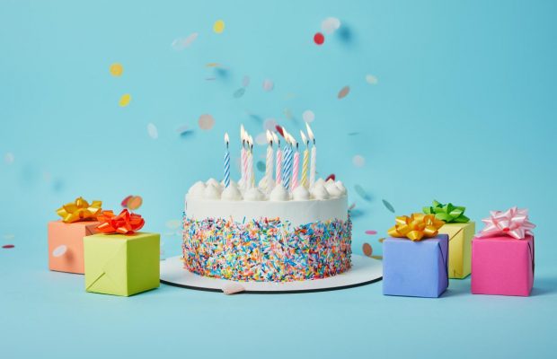 Як привітати з Днем народження своїми словами: найкращі побажання і листівки