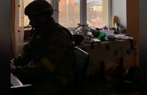 Воїн ЗСУ розірвав серця грою на піаніно під звуки вибухів у Бахмуті (відео)