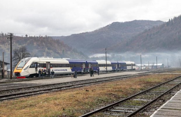 Без очередей и касс: "Укрзализныця" упростила покупку билетов на поезда в западных областях