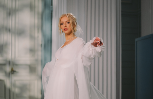 Виконавиця хіта "Ванька-Встанька" розчулила ліричною піснею про розбите серце (відео)