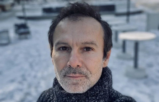 Вакарчук зворушливо заспівав "Червону руту" під звуки вибухів у Бахмуті (відео)