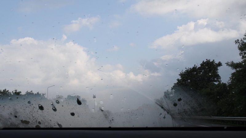 Что делать, когда потеют окна в машине?