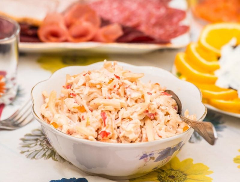 Сезонный салат с кальмарами – кулинарный рецепт