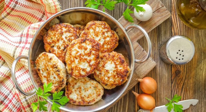 Как сделать действительно сочные куриные котлеты: не нужно ни яйца, ни хлеба
