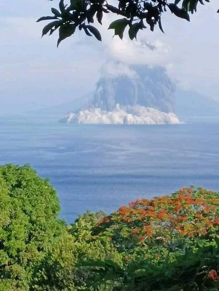 Перел від вулкана розлетівся на сотню кілометрів / фото @dailypostdan