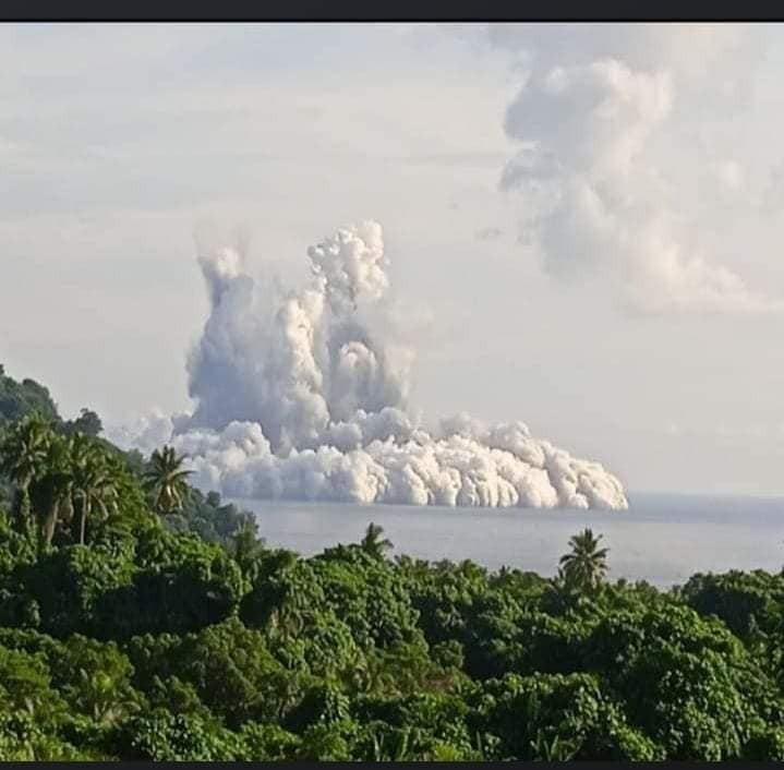 Подводный вулкан выбросил столб пепла / фото @dailypostdan