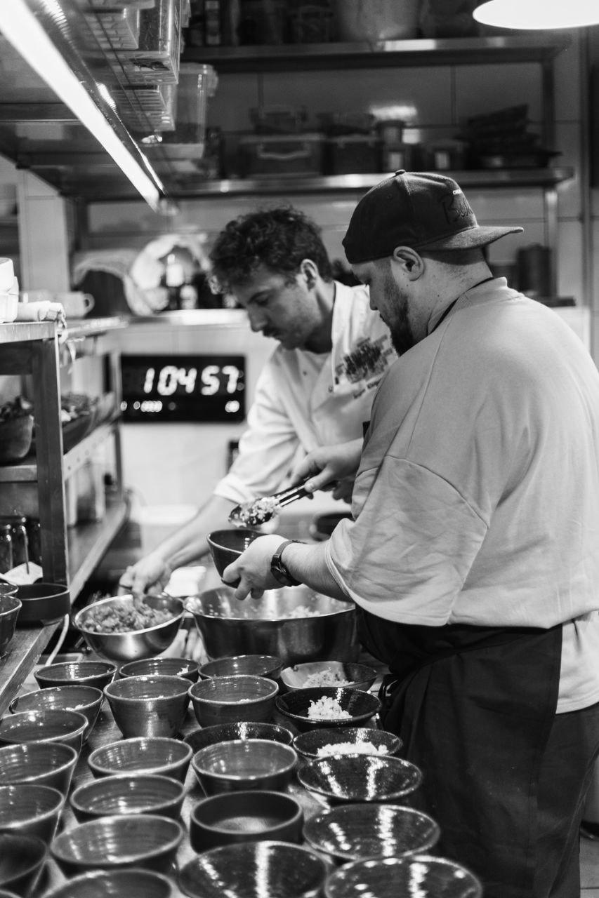 Идея проекта "Доброе утро, шеф!" принадлежит Игорю Мезенцеву, фотографу Дмитрию Бахти и шеф-повару Евгению Клопотенко