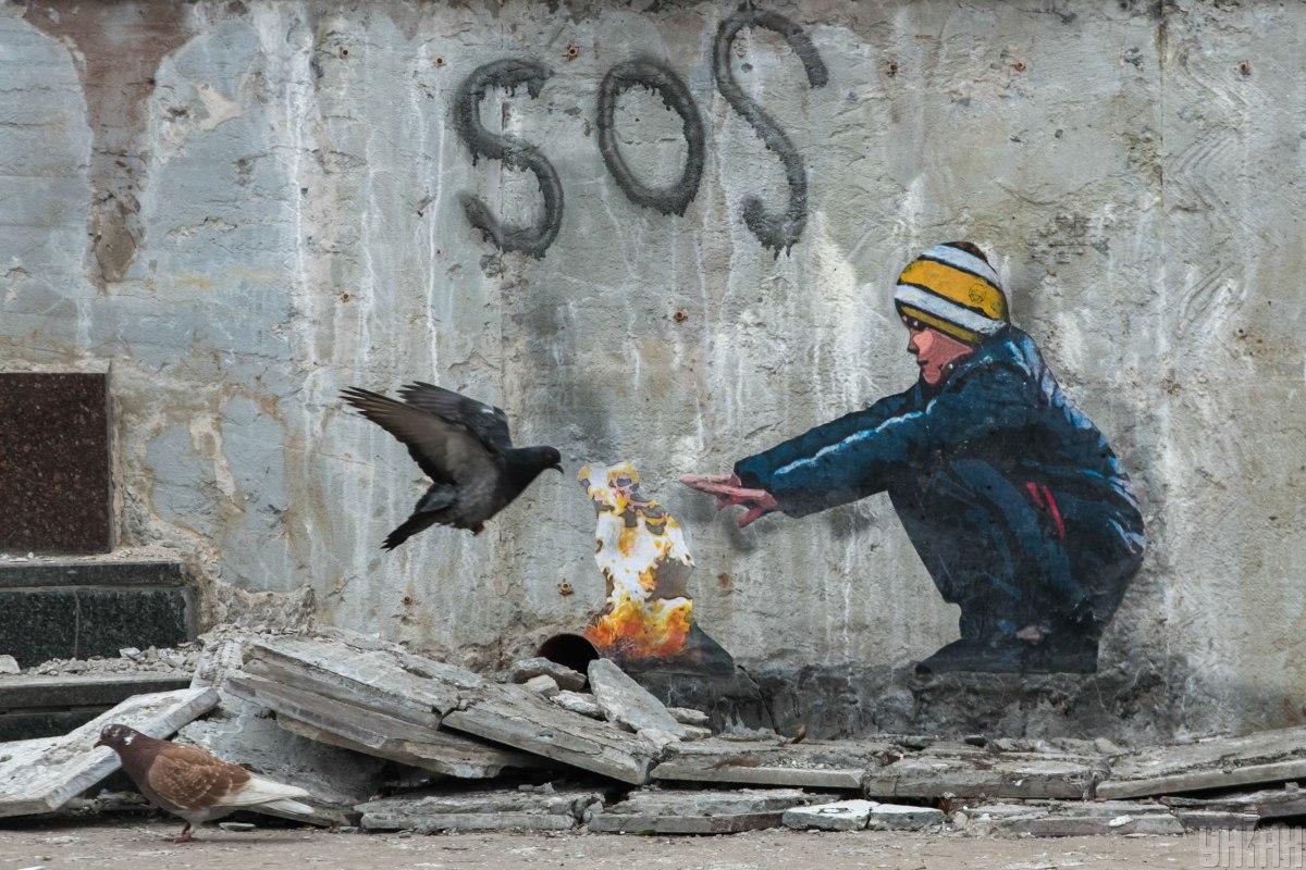 Граффити итальянского художника TVboy в Буче / фото УНИАН (Владислав Мусиенко)