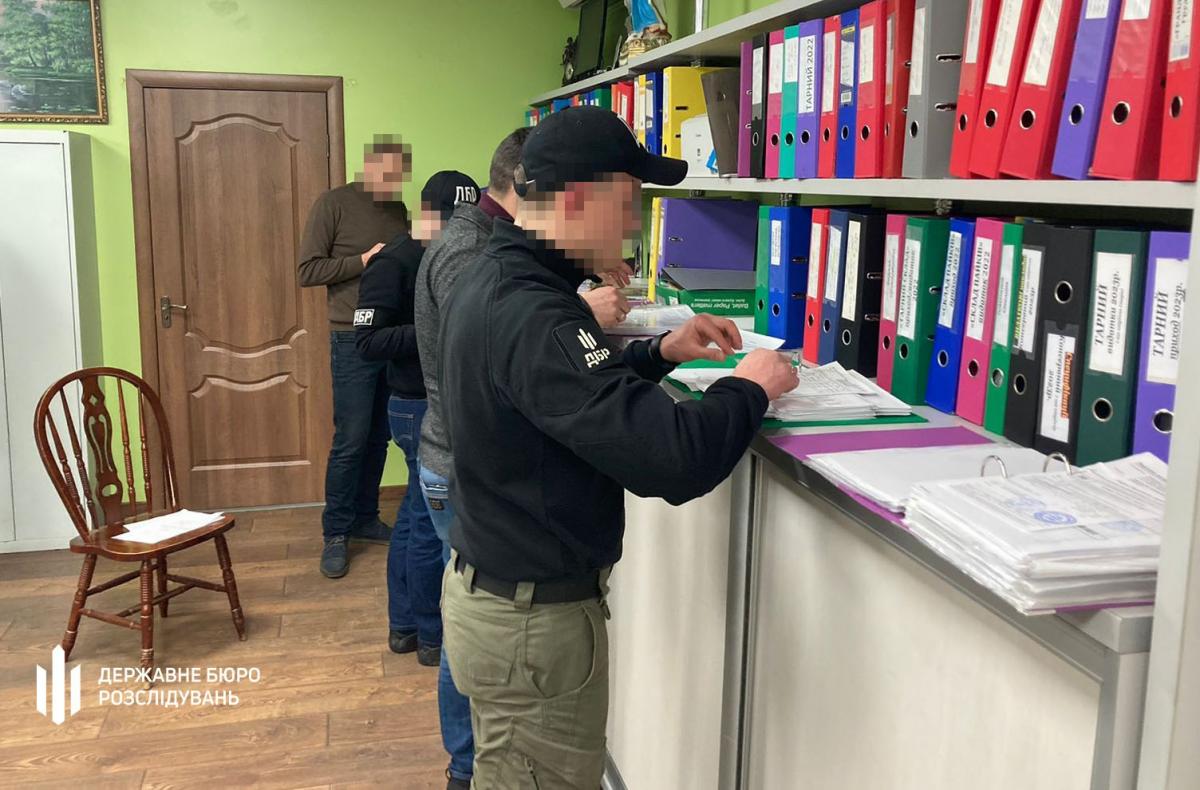 Співробітники ДБР заримали членів бадни, яка наживалась на поставках продуктів ЗСУ \ фото ДБР Співробітники ДБР заримали членів бадни, яка наживалась на поставках продуктів ЗСУ \ фото ДБР