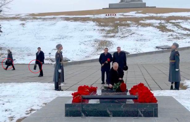 Охоронці Путіна з валізками / росЗМІ Охоронці Путіна з валізками / росЗМІ