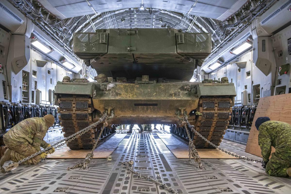 Канада отправляет в Украину первый из четырех танков Leopard 2 / фото twitter.com/AnitaAnandMP