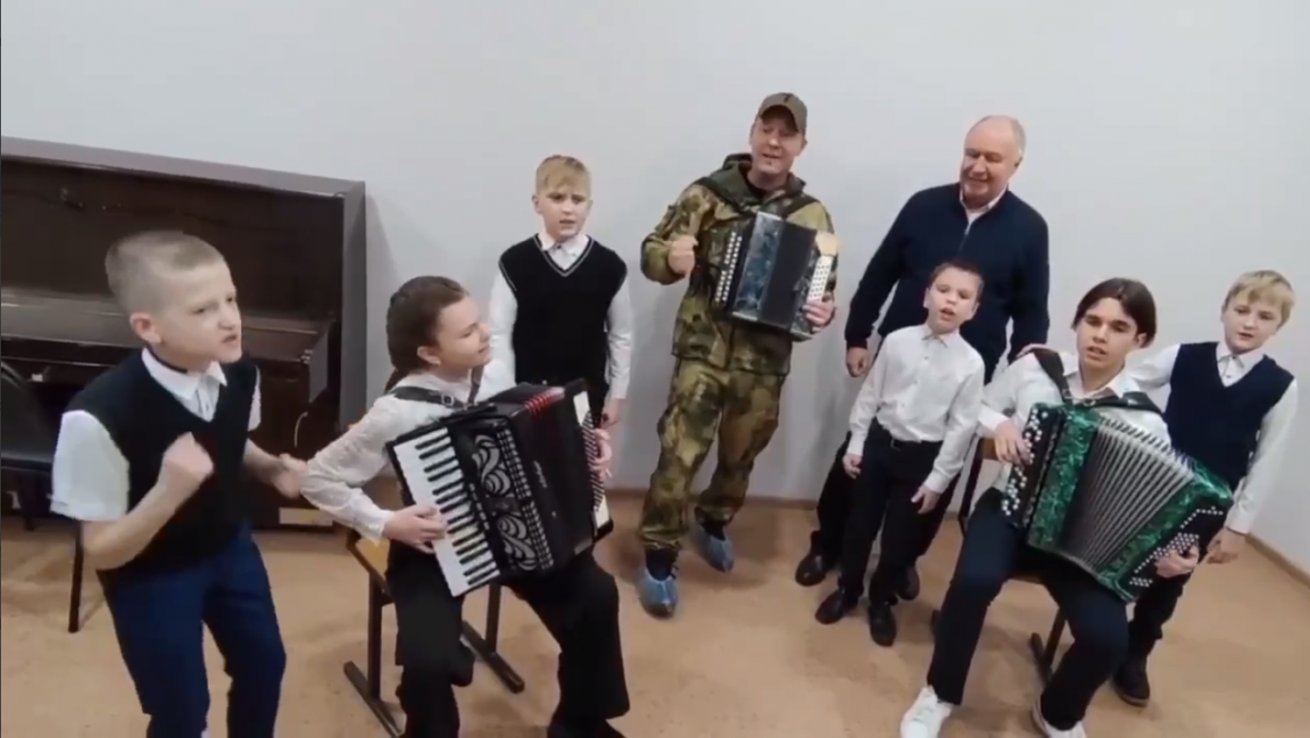 У РФ школярі заспівали пісню про "укропа" та "гроб", їм підспівували дорослі / скріншот