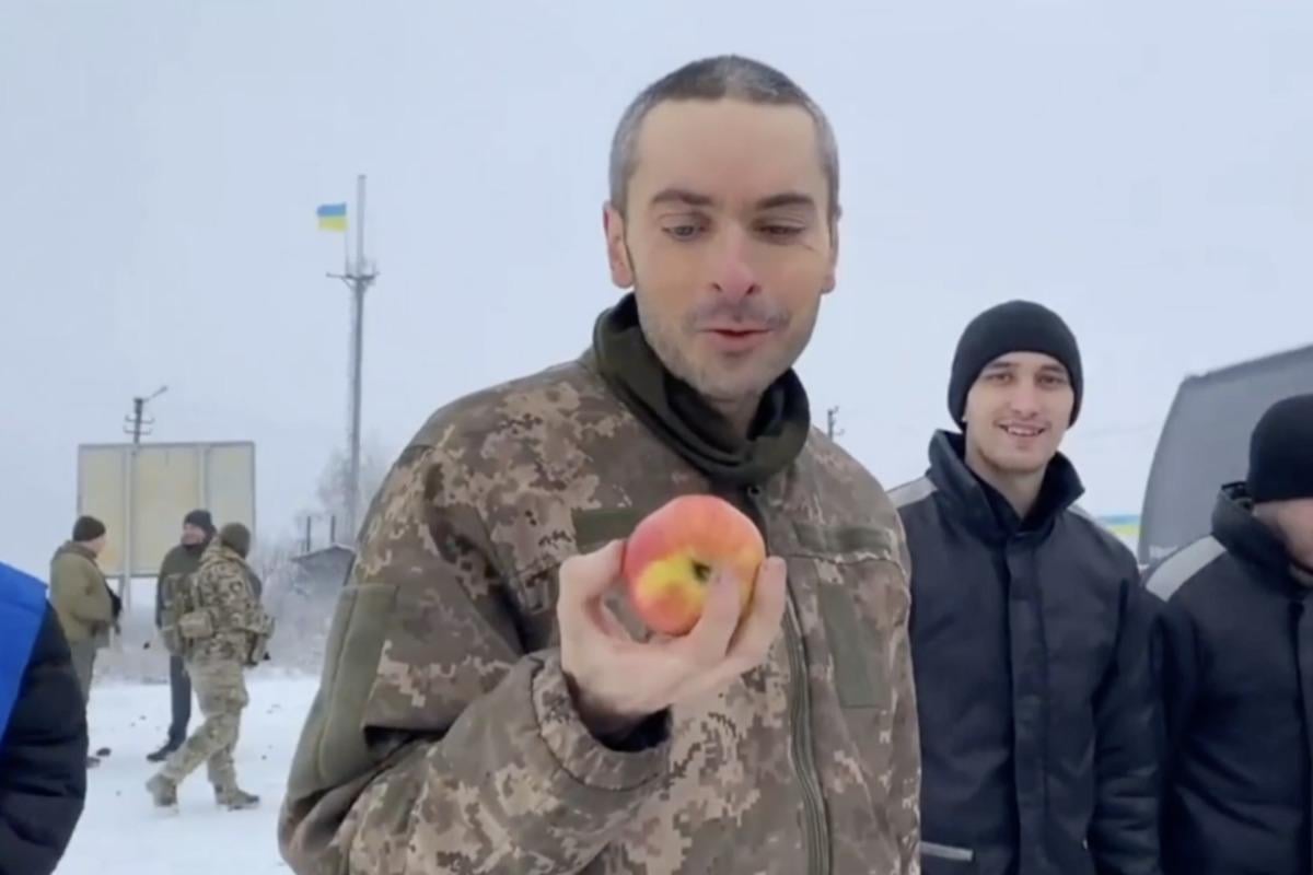 В плену военный не ел свежих фруктов, поэтому и так обрадовался яблоку / скриншот
