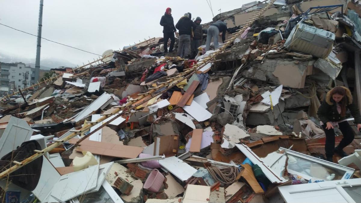 Из-под завалов в Турции спасли двух украинцев, которые считались погибшими / фото twitter.com/NafuTogo
