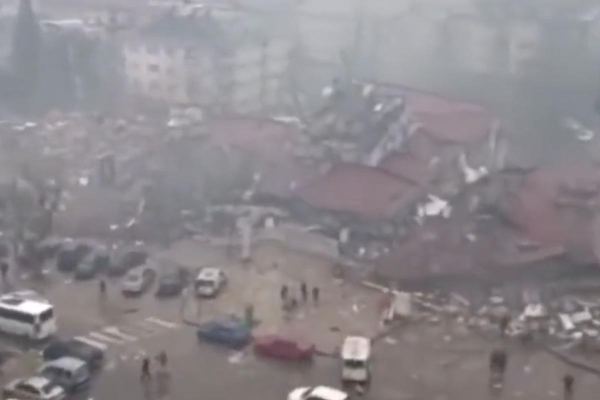 Землетрясение унесло жизни сотен людей, власти Турции просят о помощи других стран / скриншот