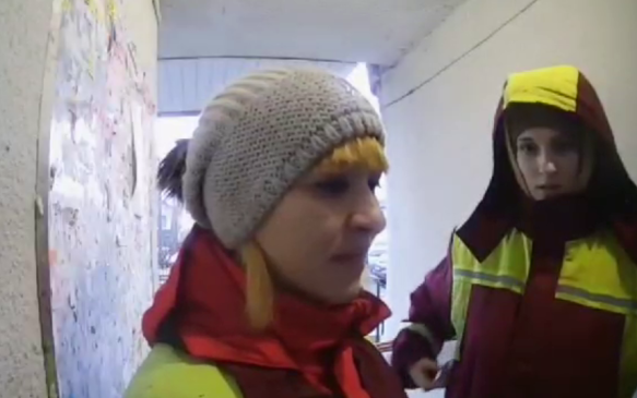 В одном из районов Киева коммунальщики разносили повестки / скриншот
