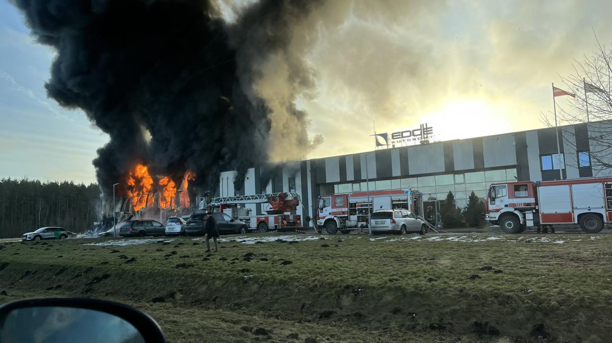 В Латвии горит завод по производству беспилотников / фото twitter.com/anjo_lv