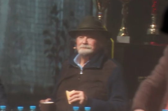 Михалков появился на сцене после болезни / скриншот