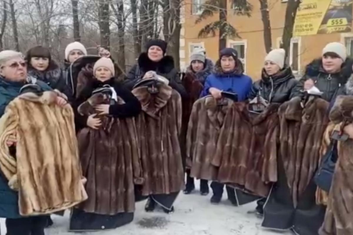 Вдовам погибших солдат из самопровозглашенной "ДНР" подарили 21 шубу / скриншот
