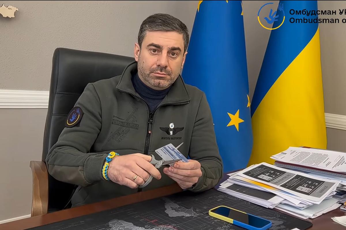 Дмитро Лубинець знищив свій членський квиток ЄІО / скріншот Дмитро Лубинець знищив свій членський квиток ЄІО / скріншот