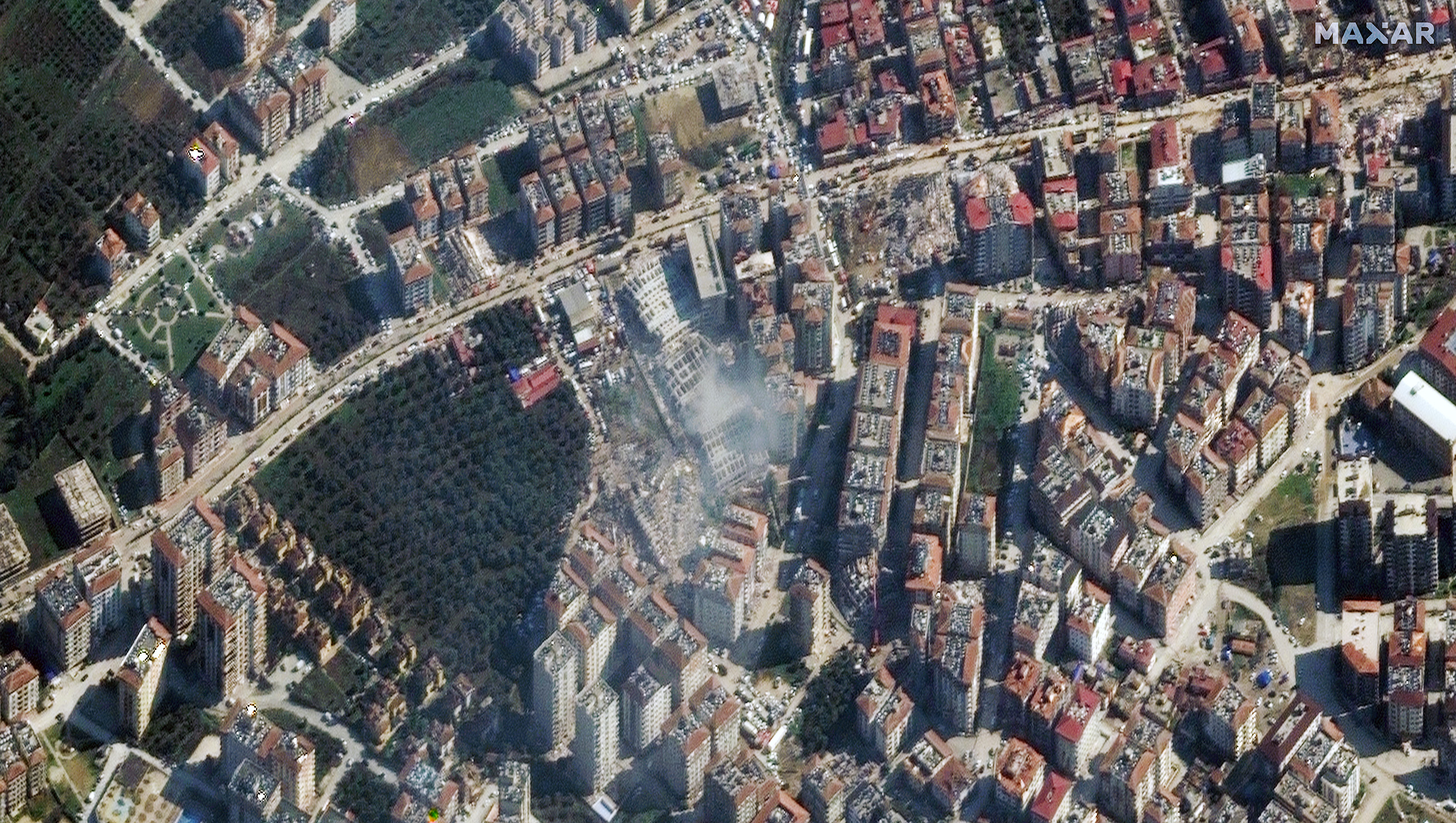 У Туреччині багато зруйнованих багатоповерхівок / фото Maxar Technologies