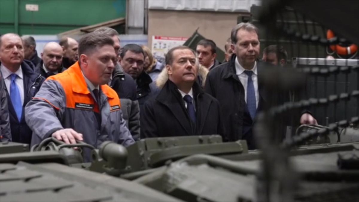 Медведєв відвідав збройовий завод в Омську з метою пропаганди / скріншот Медведєв відвідав збройовий завод в Омську з метою пропаганди / скріншот