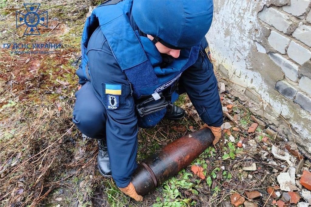 ДСНС України дає поради щодо поводження біля замінованих територій / фото ГУ ДСНС в Чернігівській області ДСНС України дає поради щодо поводження біля замінованих територій / фото ГУ ДСНС в Чернігівській області