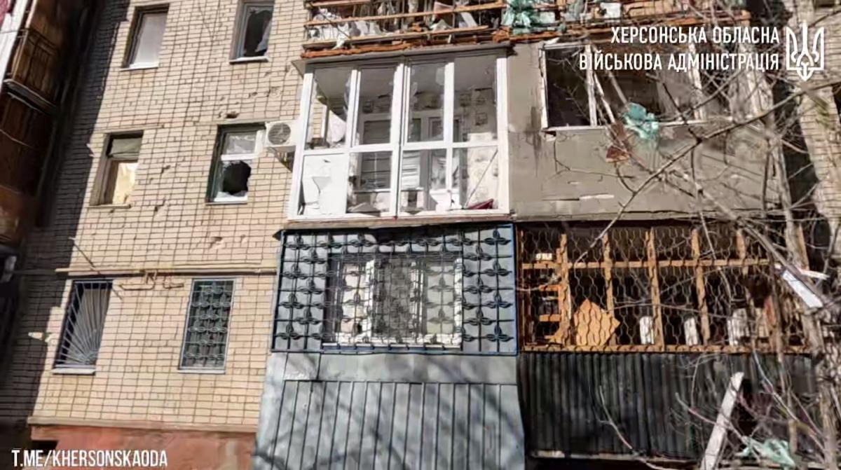 Вибуховою хвилею та уламками снарядів у квартирах повибивало вікна й пошкодило стіни / скріншот Вибуховою хвилею та уламками снарядів у квартирах повибивало вікна й пошкодило стіни / скріншот
