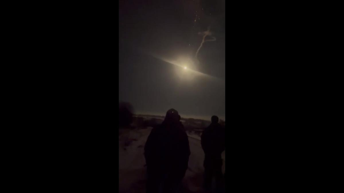 После мгновенной вспышки в небе обломки упали в пределах поля / Скриншот После мгновенной вспышки в небе обломки упали в пределах поля / Скриншот