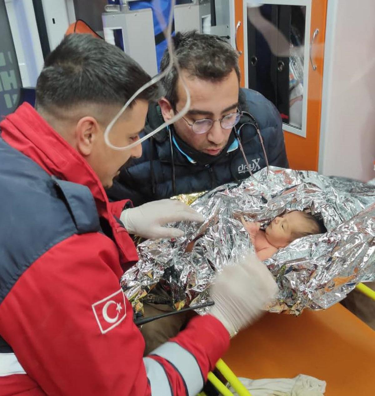 У Туреччині з-під завалів продовжують діставати живих / фото @ekrem_imamoglu