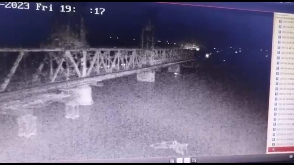 Достоверность видео с якобы поражением моста в Затоке еще не подтверждена / скриншот Достоверность видео с якобы поражением моста в Затоке еще не подтверждена / скриншот