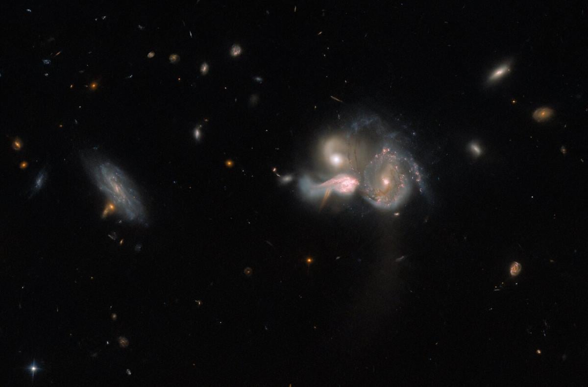 Вдалині три галактики зіллються в одну / фото ESA / Hubble & NASA, M. Sun Вдалині три галактики зіллються в одну / фото ESA / Hubble & NASA, M. Sun