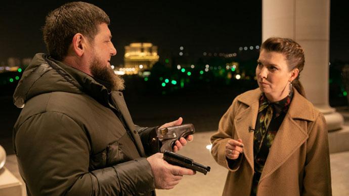 'Террорист, сатанист и фашист': обезумевший Кадыров показал 'пистолет для Зеленского'