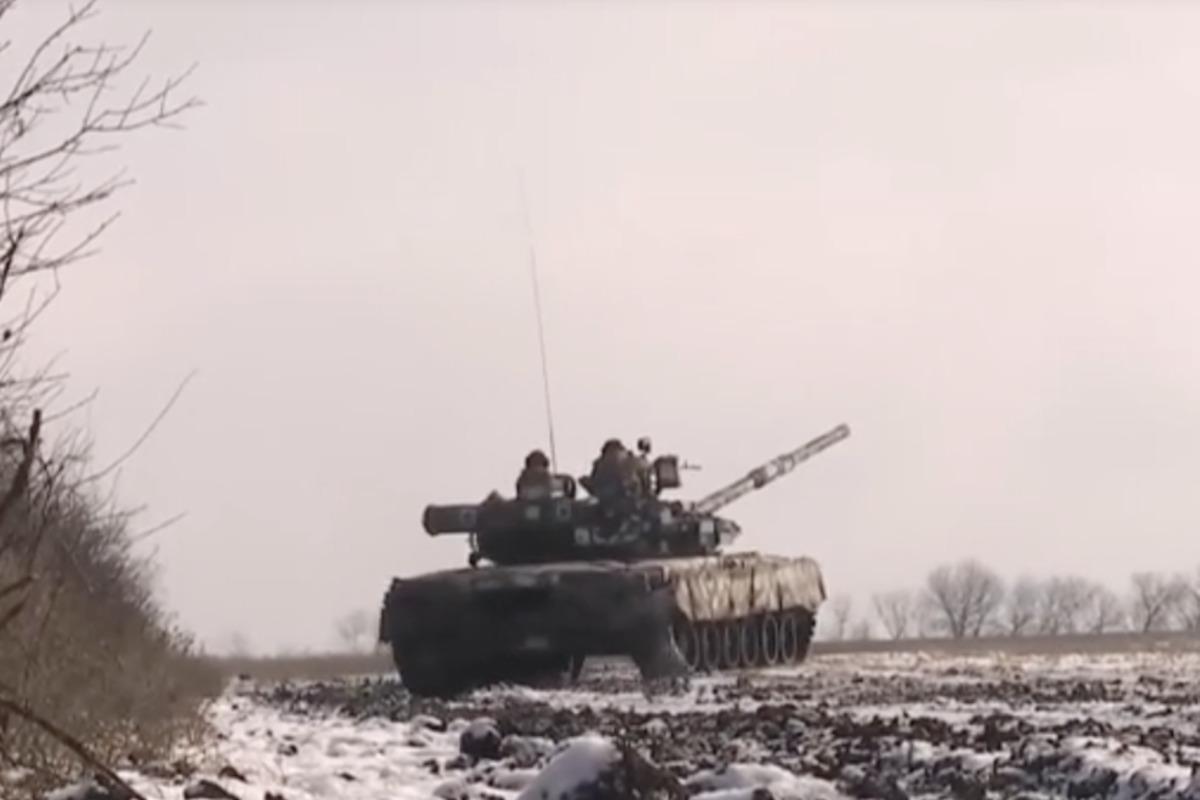 Під Соледаром бійці 'українізували' російські танки – вони нещадно б'ють по окупантах (відео) Під Соледаром бійці 'українізували' російські танки – вони нещадно б'ють по окупантах (відео)