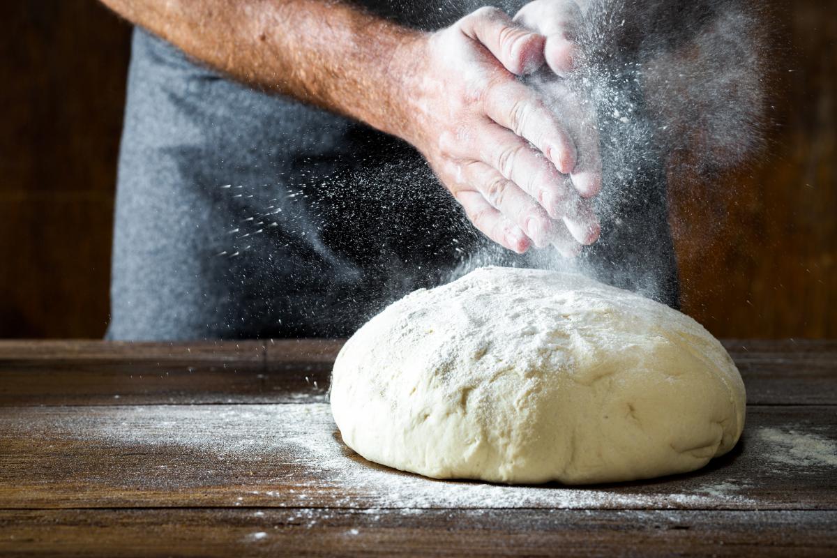 Pizza dough recipes are not difficult at all / photo ru.depositphotos.com