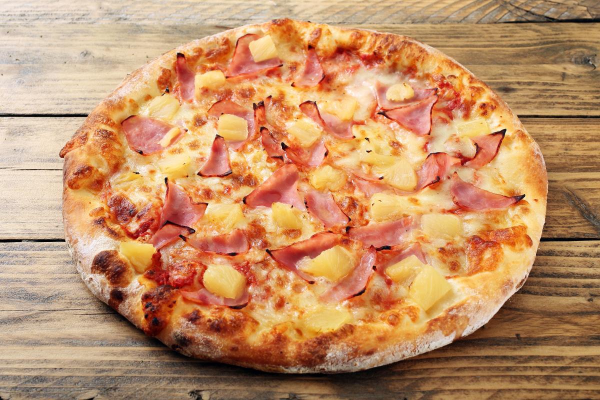 In Hawaiian pizza, chicken can be replaced with ham / photo ua.depositphotos.com