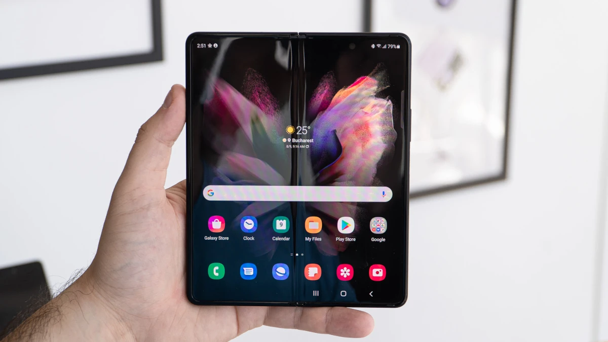Owners of Galaxy Fold 3 smartphones are complaining about a cracked screen.