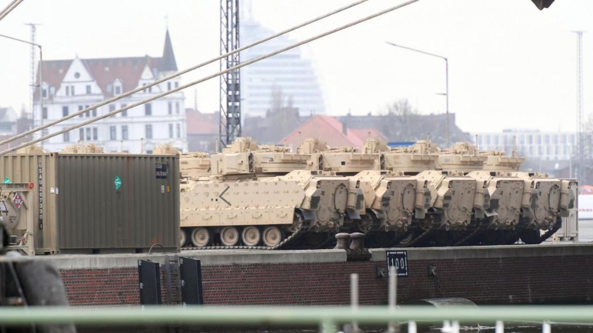 Военная техника для Украины в немецком порту / фото nordsee-zeitung.de Военная техника для Украины в немецком порту / фото nordsee-zeitung.de