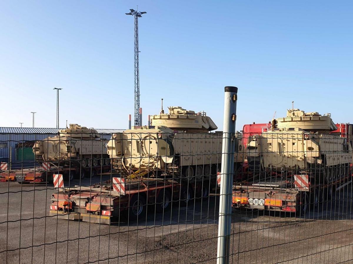 Военная техника для Украины в немецком порту / фото nordsee-zeitung.de Военная техника для Украины в немецком порту / фото nordsee-zeitung.de