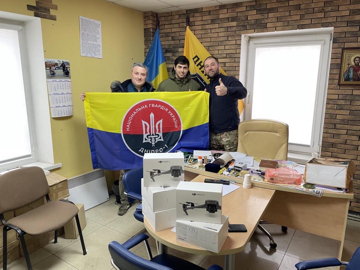 Родина Мкртчан передала батальйону 'Дніпро' п’ять 'Mavic 3' Родина Мкртчан передала батальйону 'Дніпро' п’ять 'Mavic 3'