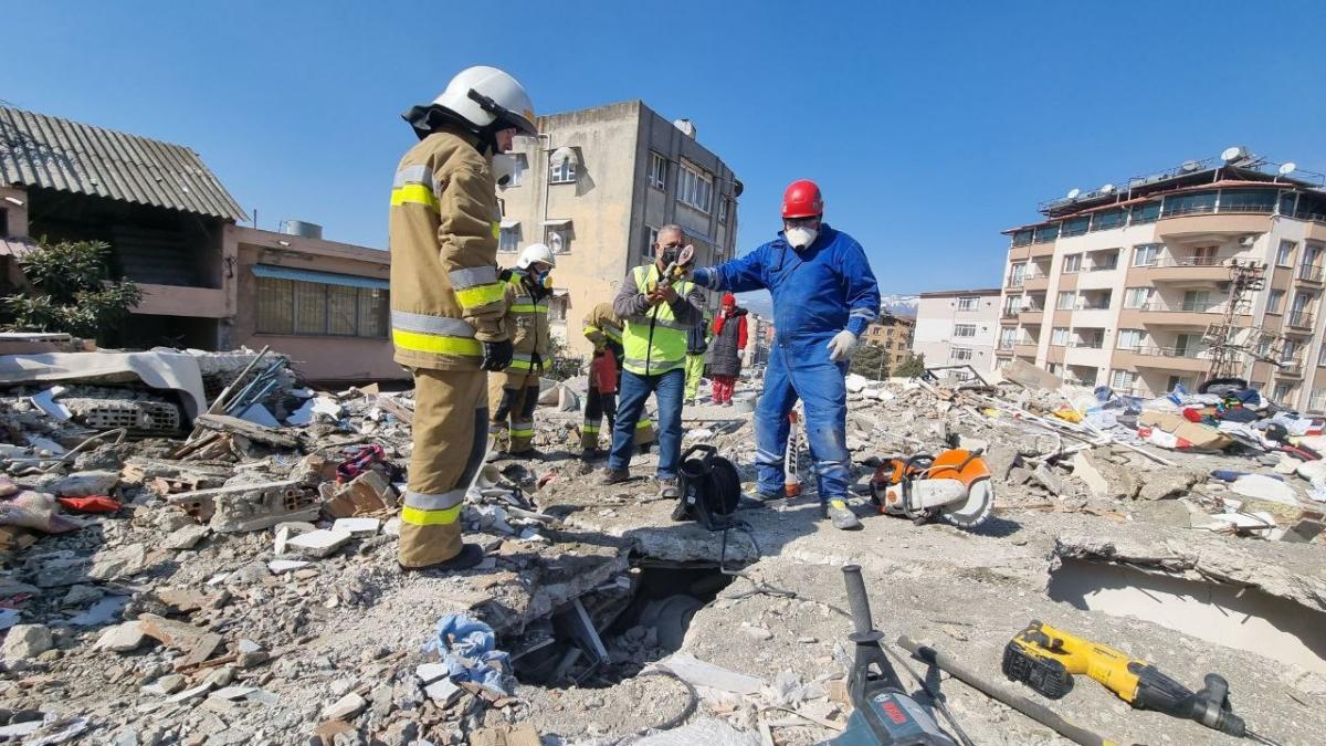 Украинские спасаьели продолжают работать в Турции \ фото ГСЧС Украины Украинские спасаьели продолжают работать в Турции \ фото ГСЧС Украины