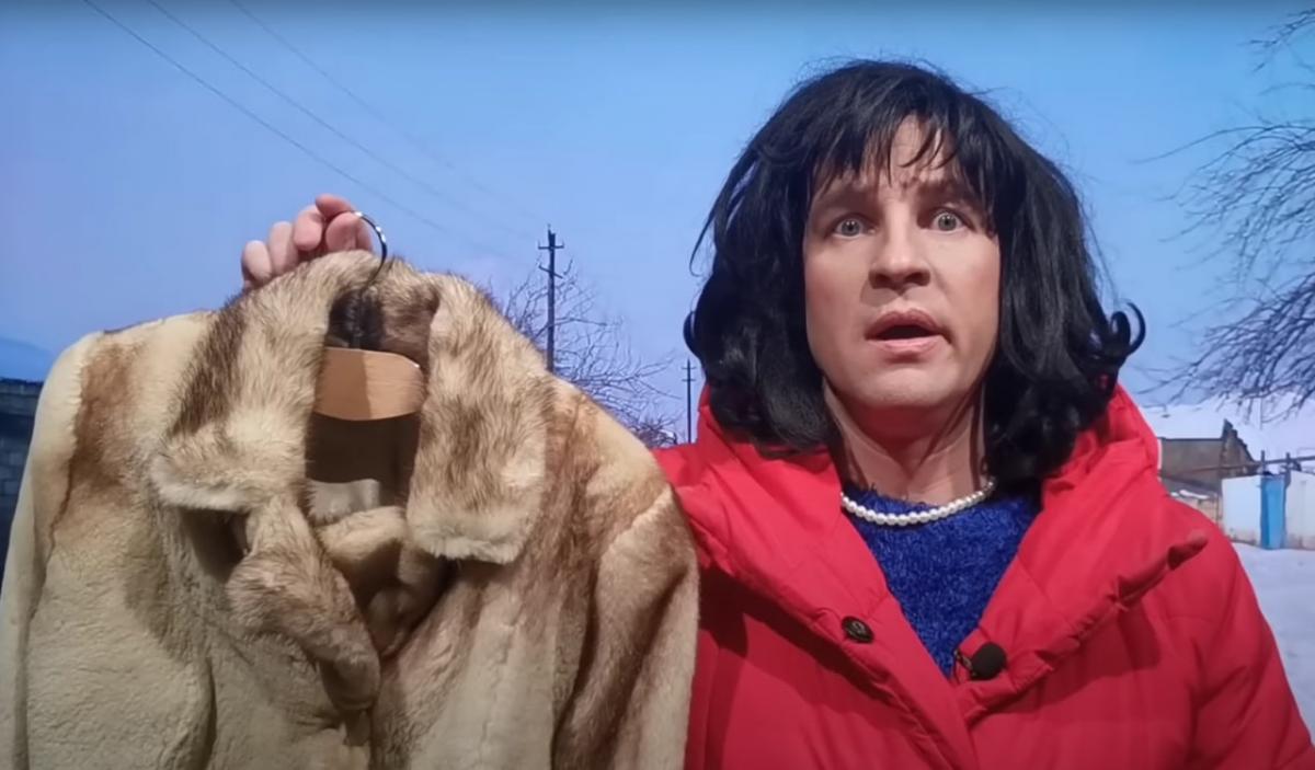На відео Великий, в образі Росіянки, дякує за шубу / скріншот На відео Великий, в образі Росіянки, дякує за шубу / скріншот