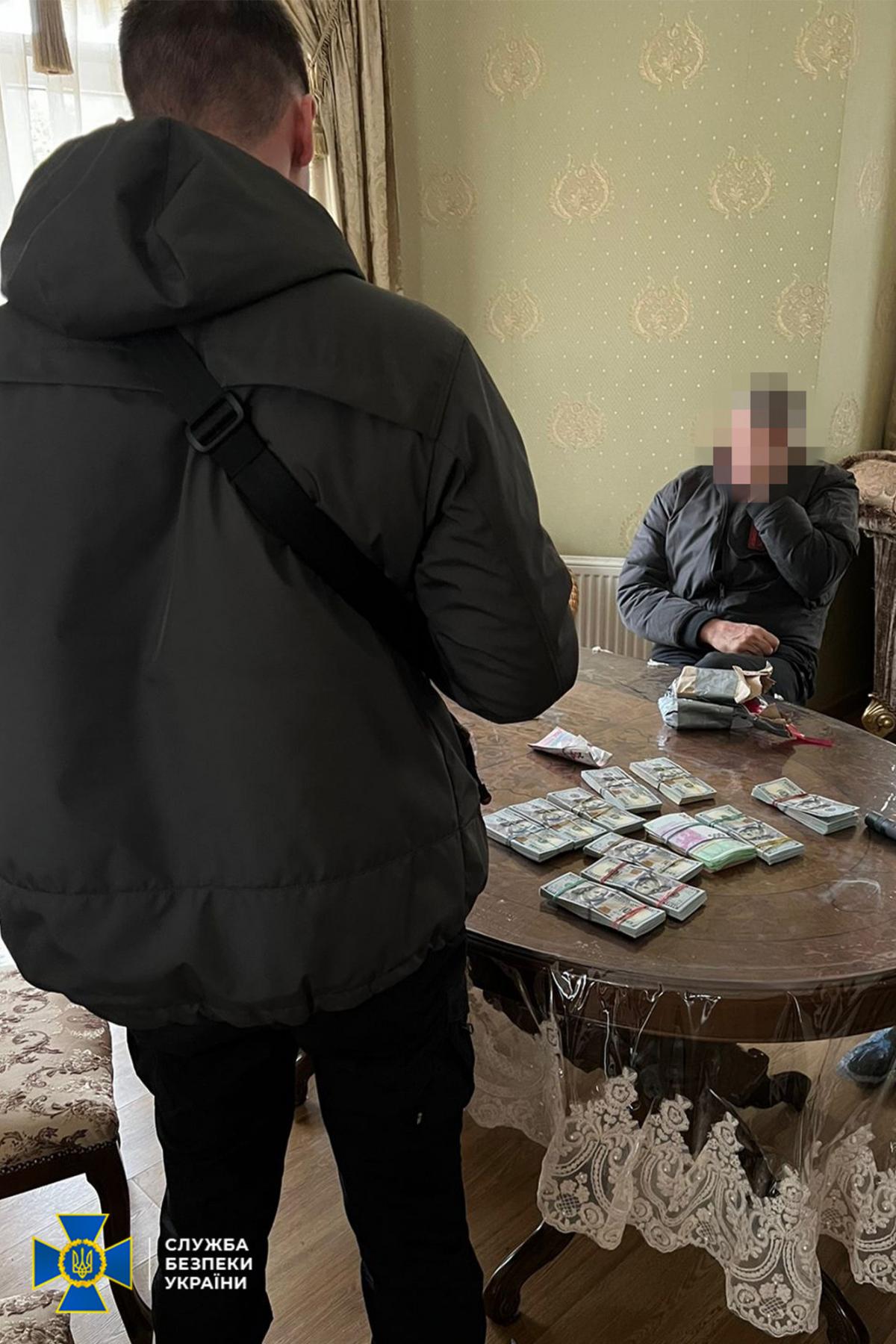 Правоохоронці провели обшуки в офісі та за місцем проживання організатора схеми / фото ssu.gov.ua Правоохоронці провели обшуки в офісі та за місцем проживання організатора схеми / фото ssu.gov.ua