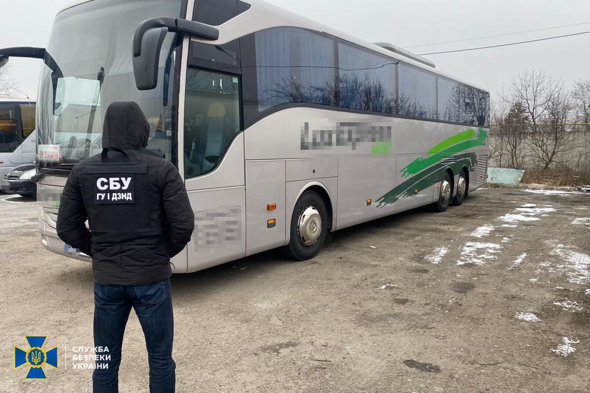 Автобуси, які були залучені до нелегальних перевезень, арештовано / фото ssu.gov.ua Автобуси, які були залучені до нелегальних перевезень, арештовано / фото ssu.gov.ua