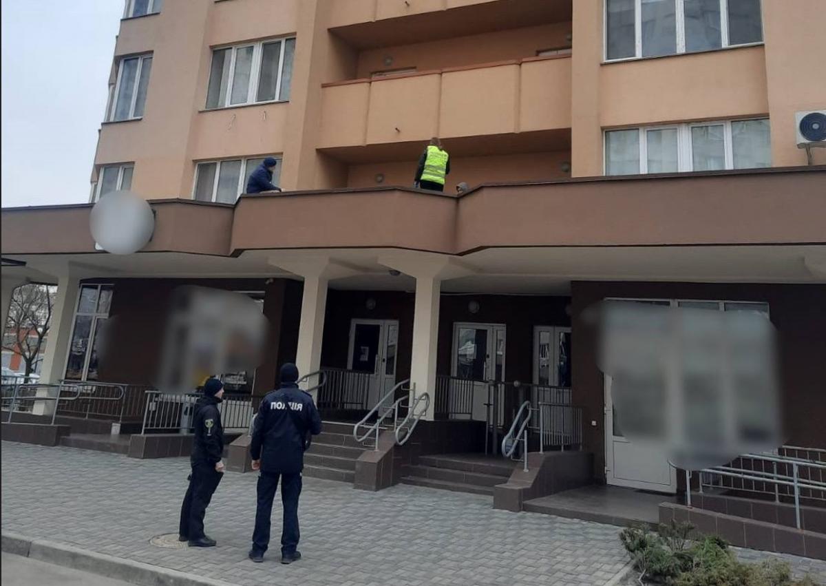 В Броварах 11-летняя девочка выпала из окна многоэтажки / фото полиция Киевщины В Броварах 11-летняя девочка выпала из окна многоэтажки / фото полиция Киевщины