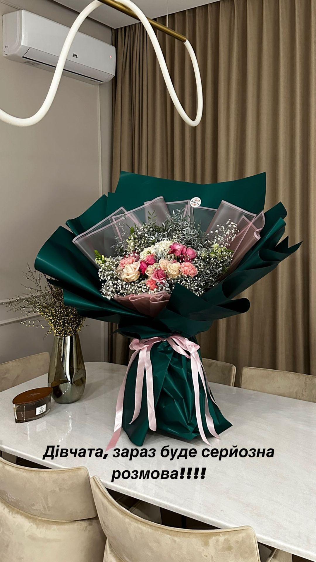 Військовий подарував Даші букет квітів / instagram.com/kvittkova Військовий подарував Даші букет квітів / instagram.com/kvittkova