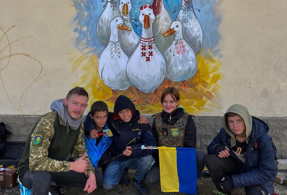 Біля муралу "Гуси"/ фото надане Костянтином Качановським Біля муралу "Гуси"/ фото надане Костянтином Качановським