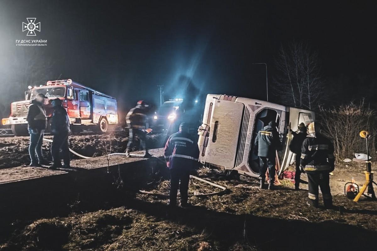 У Тернопільській області сталася ДТП з пасажирським автобусом \ фото ДСНС У Тернопільській області сталася ДТП з пасажирським автобусом \ фото ДСНС